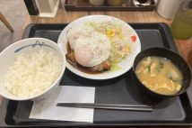 《大判チャーシュー&目玉焼き》松屋トップクラスの高額新メニュー『柔厚炙りチャーシューエッグ定食』を食べてみた 「値段もボリュームも自分へのご褒美級」