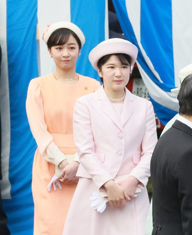 若年層にとっても他人事ではない（4月、東京・港区。時事通信フォト）