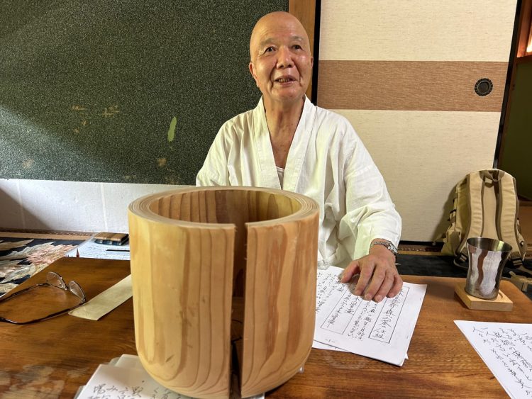 自然葬に用いる桶と黙雷和尚