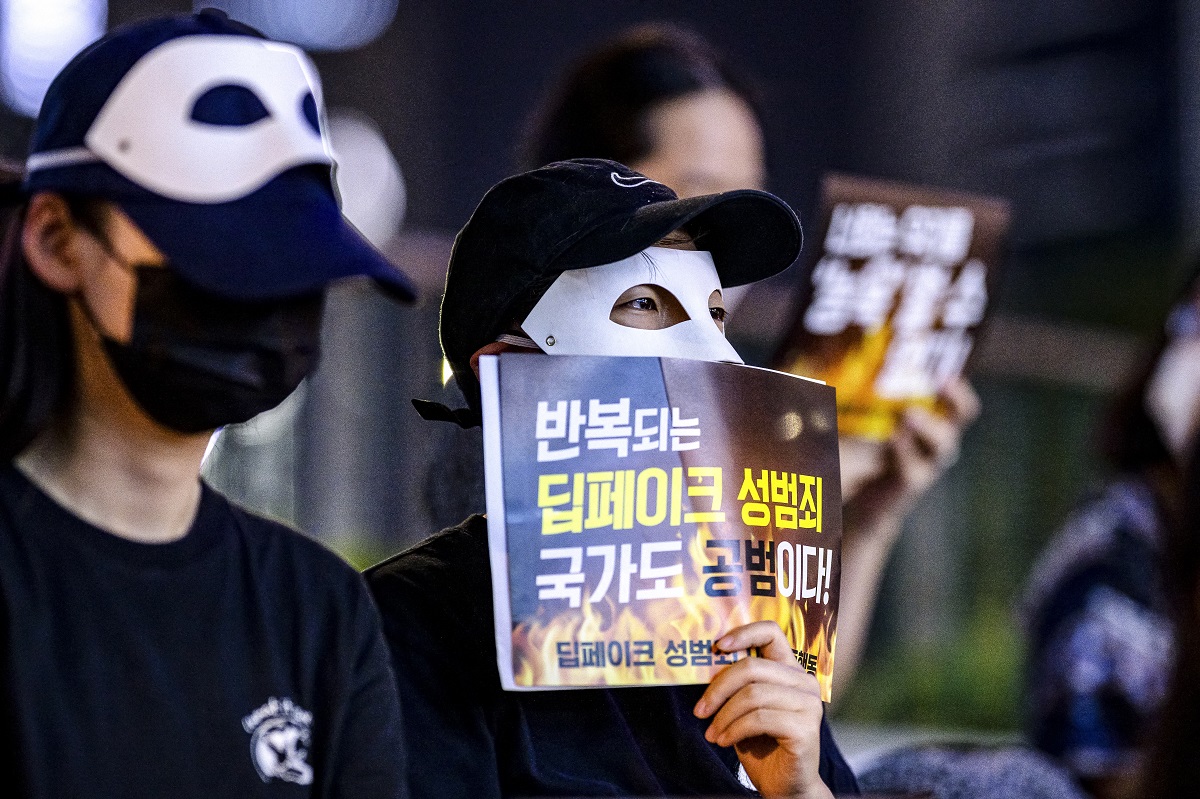 韓国では知り合いの写真や卒アルから作成、拡散も》一般人も未成年も被害者となるディープフェイク性犯罪の卑劣さ 元アイコラ 職人「タガが外れたなという感じ」｜NEWSポストセブン