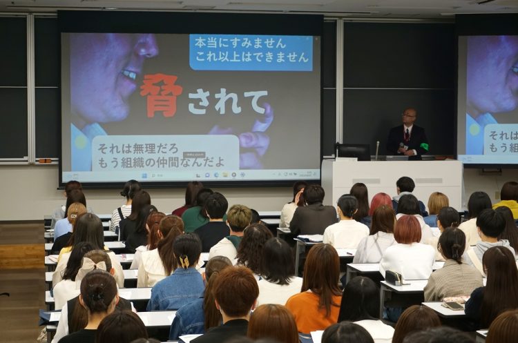 警視庁千住署が実施した「闇バイト」の危険性を伝える防犯講話。「甘い言葉にだまされないで」などと訴えた(時事通信フォト)