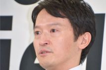 涙を交えて記者会見する斎藤元彦兵庫県知事。9月11日午後(時事通信フォト)