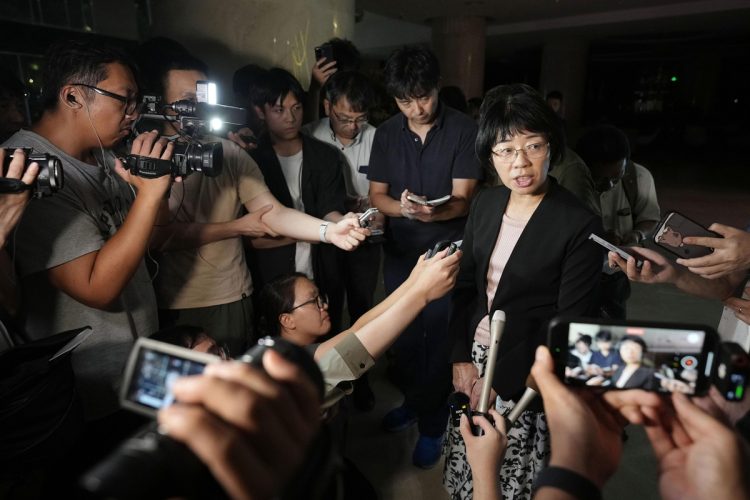 事件について報道陣の取材に応じる、貴島善子広州総領事(写真/共同通信)