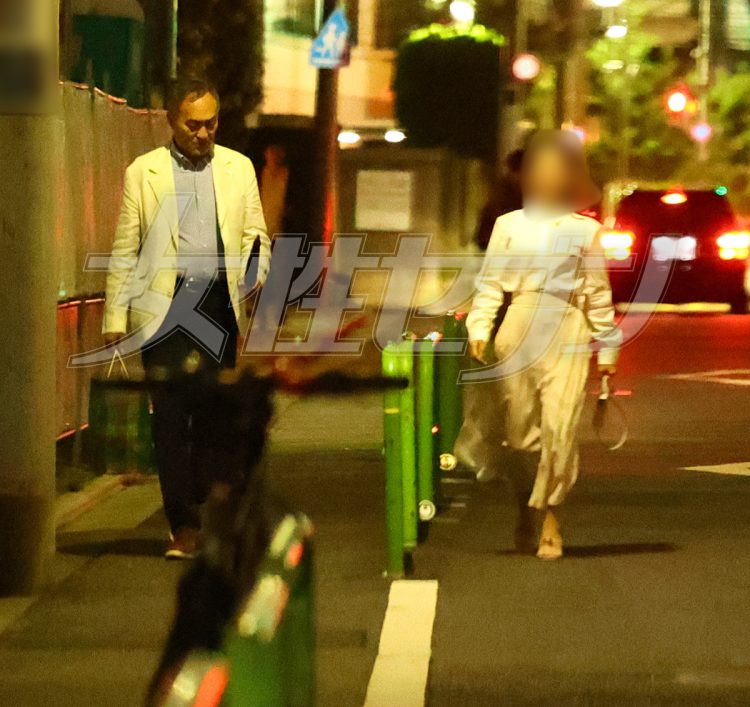 夜道を歩く渡辺夫婦(2024年9月)