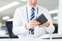 職場の“結婚・出産祝い金文化”への違和感 「有志でやればいいのになぜ一律徴収?」「お金がないから断ろうとしたのに…」