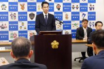 連続強盗事件を受け、捜査会議で訓示する警察庁の谷滋行刑事局長。10月8日午後(時事通信フォト)
