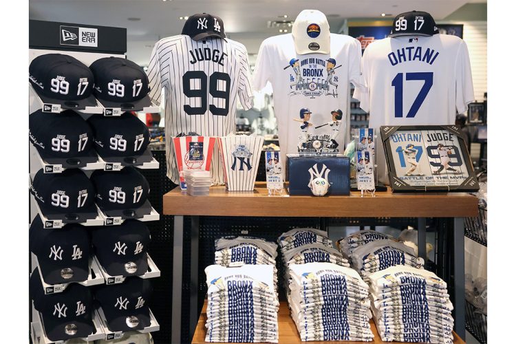 ヤンキースタジアム内の売店で販売されている大谷翔平とアーロン・ジャッジのコラボレーショングッズ(時事通信フォト)