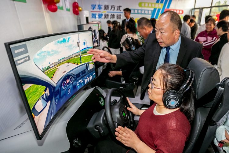 中国、河南省北部に位置する安陽市の自動車学校。AIシミュレーターで運転技術を学んでいる(NurPhoto via AFP)