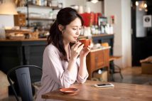 一人カフェで「トイレ離席時に荷物をどうするか」悩ましい問題 「仕方なく財布だけ持って行く」「店員の近くに席をとる」…それぞれの対処法