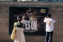 阪神タイガース「岡田ロス特需」でグッズ売り切れ すでにショップに並ぶ“藤川新監督グッズ”も