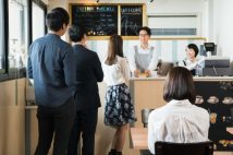 都心繁華街の“カフェ大混雑”問題がますます深刻化 「カフェオレ1杯が出てくるまで30分」「1時間待ってやっと入店」の悲鳴も