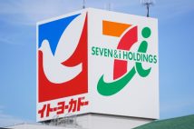《創業者の存命中は難しかった》コンビニ専業に進むセブン&アイHD苦渋の決断 “赤字事業”を抱える中間持ち株会社の会長には創業者の次男