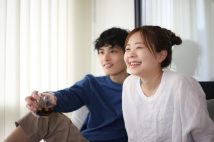 スポーツ中継「地上波テレビからネット有料配信」の止まらない流れ 価値が見出されるのは「世界レベル」と「地域密着」の両極に