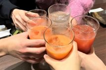 増加する“居酒屋をカフェ感覚で利用する”人たち 「ファミレスの深夜営業が減って」「煙草を吸えないカフェが増えた」…店側もノンアル飲料やデザートメニューで対応