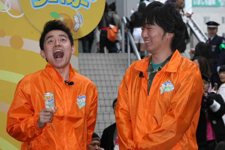 スピードワゴン・井戸田潤（左）と小沢一敬（右）