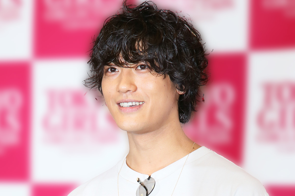 クリスマス離婚から1年》赤西仁「20代の密会美女」を呼び寄せて