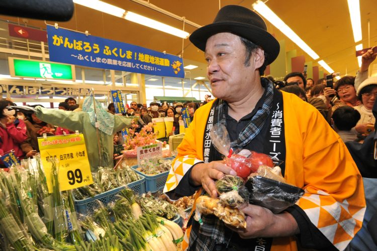 震災の3週間後、福島野菜のPRのために郡山のスーパーを訪れた西田敏行さん(写真／朝日新聞）