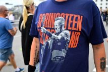 何かと話題の「ロックTシャツ」の流儀 「聴かないけど着るはアリ?」「海外製はサイズがバラバラすぎる」「背中のデザインが酷い」…長年の愛好者たちの声