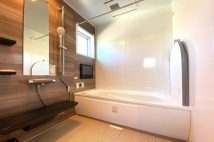【浴室リフォームの落とし穴】数百万円かけて古い浴室をユニットバスにして大後悔 「浅い浴槽は逆に危険」のワケ