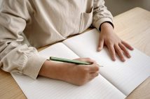 「勉強ができる」でイジられた人たちの“苦い思い出” 「習っていない漢字を書く嫌味な奴」「頭はよくても跳び箱はできないんだ」…イジリが嫌で手抜きグセがついたも