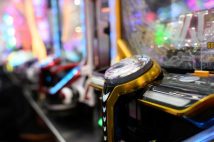 パチンコホールはなぜキャッシュレス化できないのか?立ちはだかる難題の数々 依存症対策と逆行、違法な現金化への懸念…かつてのプリペイド方式が頓挫した経緯も
