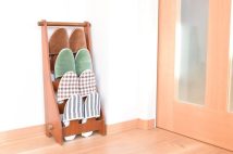 訪問先の家のスリッパ「履きたくない」人と「履かせたい」人の終わりなきバトル 「絶対洗ってないよね」「床を汚されたくない」それぞれ譲れない事情