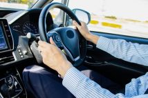 【法律相談】「国道を走行中、並走車の飛び石で車体に傷」加害ドライバーや道路管理者に賠償を請求のために「証明すべきこと」を弁護士が解説