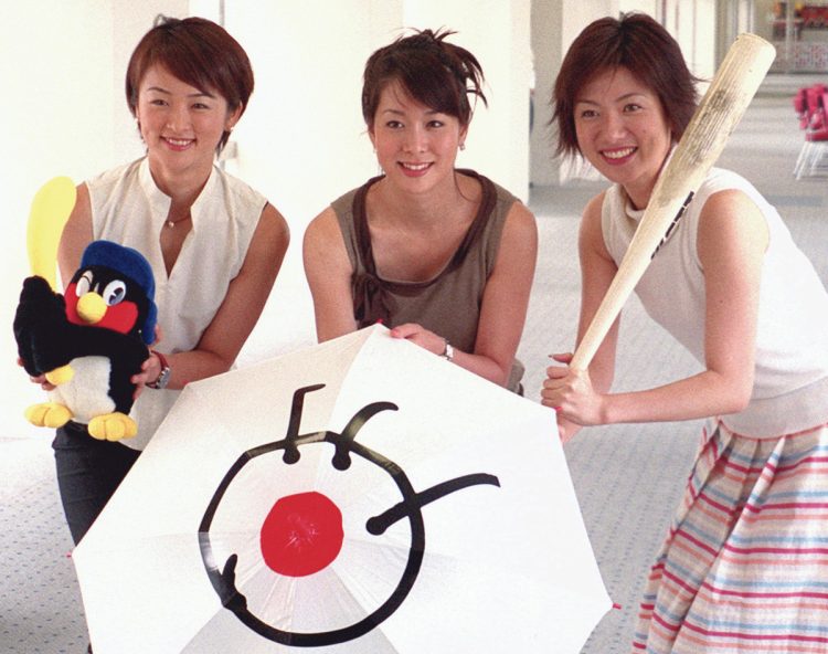先輩アナの夫がいるヤクルトは取材でも声かけ放題と安藤アナ(左から安藤アナ、内田恭子アナ、梅津弥英子アナ)。写真/共同通信社
