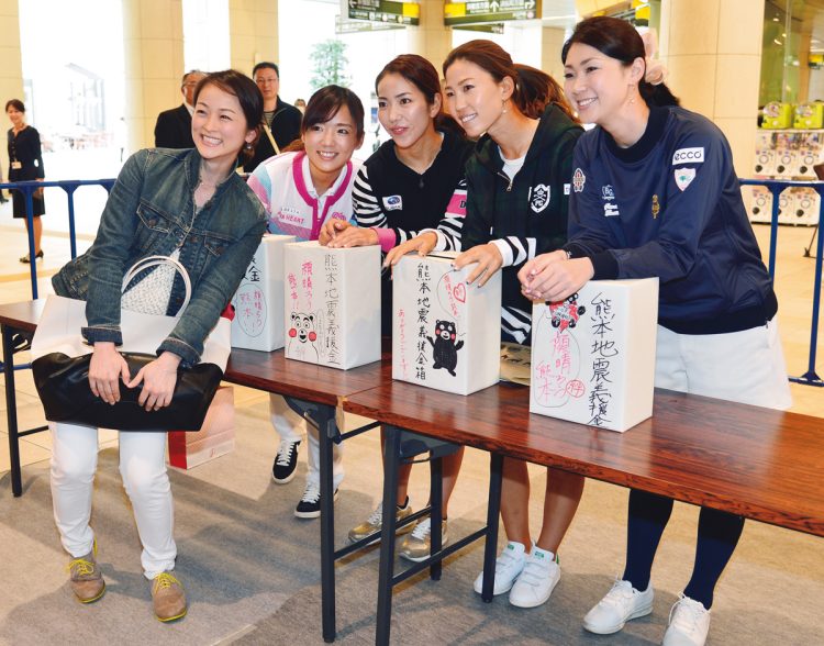 熊本出身女子プロゴルファー(左2人目から右へ 有村智恵、笠りつ子、上田桃子、古閑美保)の熊本地震災害の義援金を呼びかけに応じ、会場に姿を見せた安藤幸代アナ(左端)