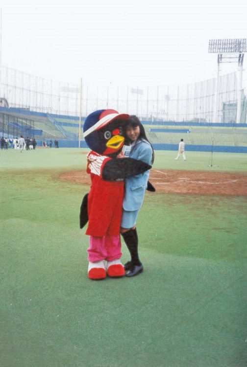 プロ野球初のマスコットとして登場したスーちゃんと中井アナのオフショット(提供写真)