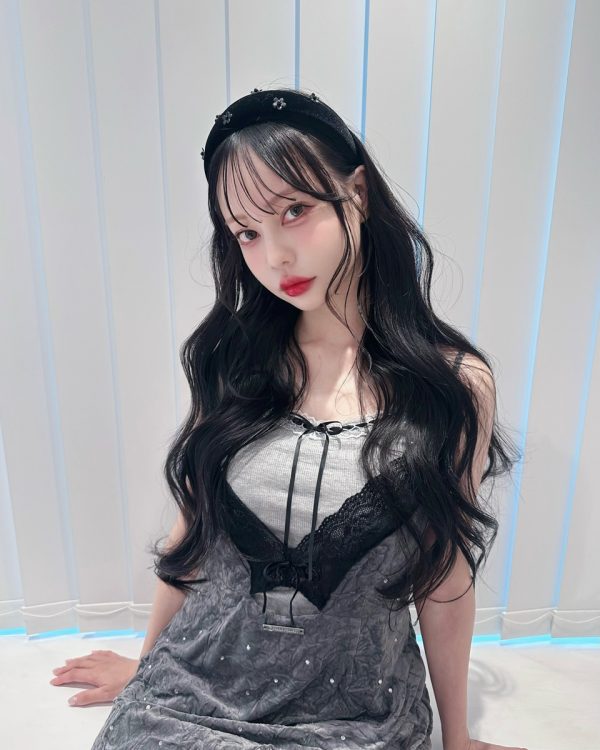 ガーリーなメイクとファッションで活躍している中村里砂(Instagramより)