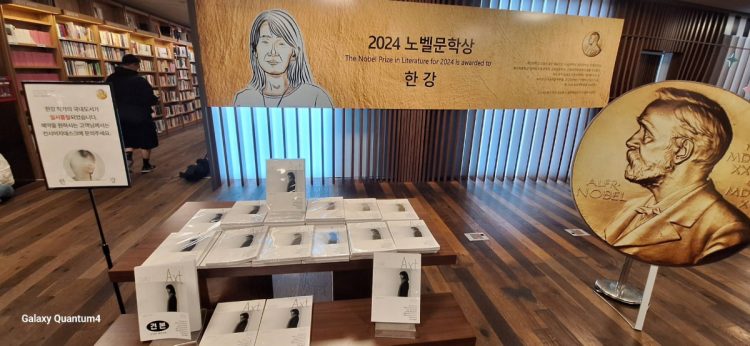 書店では韓江氏のフェアが開催された