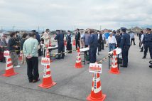 2024衆院選。石破茂首相の演説会場で手荷物検査を受ける来場者(時事通信フォト)