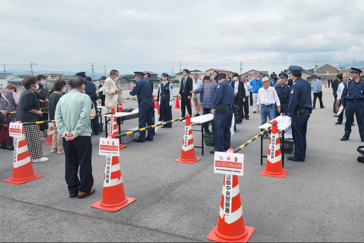 2024衆院選。石破茂首相の演説会場で手荷物検査を受ける来場者(時事通信フォト)