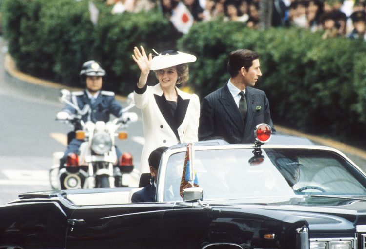 1986年5月、オープンカーでパレードするチャールズ英皇太子とダイアナ妃。東京・青山通り(時事通信フォト)