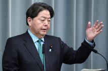 記者会見する林芳正官房長官(時事通信フォト)