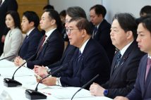 政府は17日、犯罪対策閣僚会議で決定した緊急対策に、警察の捜査員が身分を偽って闇バイトに応募する「仮装身分捜査」の早期の実施を明記した(時事通信フォト)