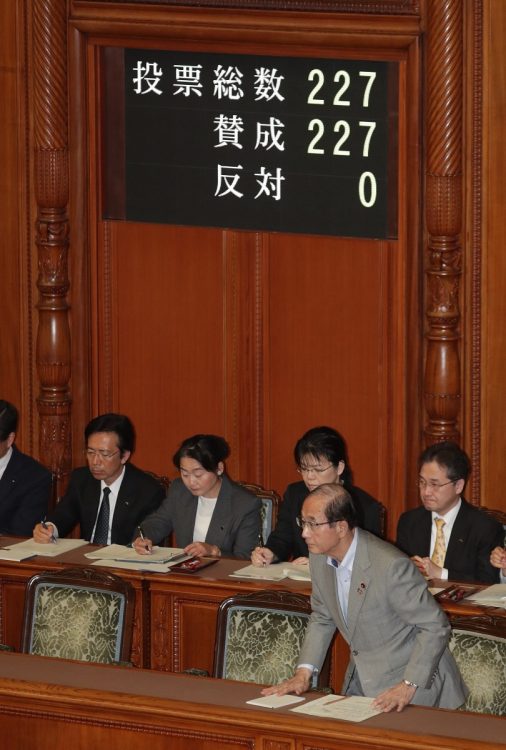 参議院本会議で改正動物愛護法が全会一致で可決、成立し、一礼する原田義昭環境相(右下、当時)。2019年(時事通信フォト)