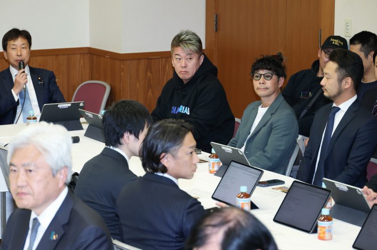 自民党の合同勉強会に出席した実業家の前澤友作氏(右から2人目)と堀江貴文氏(同3人目)。前澤氏と堀江氏は「なりすまし」広告に利用された被害を訴えていた。2024年4月10日午後、東京・永田町の同党本部(写真/時事通信フォト)