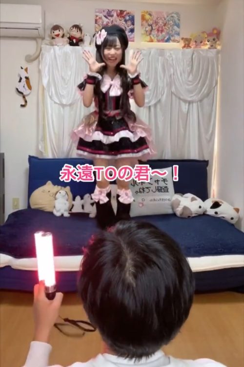 光雄さんのためだけにライブパフォーマンスをする巴さん(写真はすべて“みつとも”夫婦の提供)