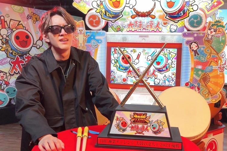 『THE神業チャレンジ』での優勝トロフィーとともに