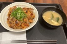 《数えたら豚肉16枚!》松屋復刻メニュー「炙り十勝豚丼」の大ボリューム 「ごはんが先になくなってしまう」の贅沢な悩みも