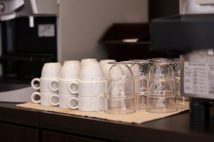 《もう食べ終わっているのに…》空いた皿やグラスを「下げさせてくれない」客への飲食店員の悩み “まだ居座りたい”意思表示なのか、客側の言い分は