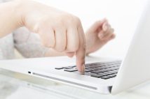 【SNS投資詐欺「被害者の告白」】100万円の貯金しかないのに1900万円の借金を背負い込んだ60代女性の後悔 偽りの投資成果を信じ込ませる詐欺グループの狡猾な手口