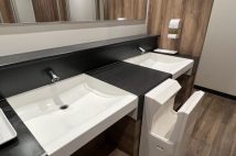 「商業施設や駅ナカのトイレで歯磨き」はアリかナシか? 「衛生的にどうかと思う」「手洗いに行列ができてしまう」…不快に感じる利用者の声も