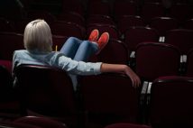 「えっ?電話に出るの?」インバウンド外国人客の映画館でのマナーに困惑の声が続々 終始雑談、席はゴミだらけ…国によって異なる鑑賞スタイルも影響か