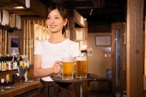 【法律相談】飲食店で「女性従業員は黒髪に統一」の規則に納得がいかない！　就業規則について弁護士が解説「毛髪の色を黒に限定する規制は過大」との見解