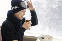 【議論沸騰】スキー場での飲酒は“マナー違反”か否か 「レストハウスで売っている」「酔った状態での滑走は危険」…将来的には「場内全面飲酒禁止」もあり得るのか