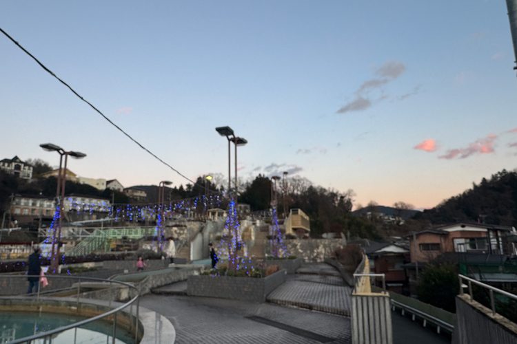 今の時期は暗くなるとイルミネーションが灯る