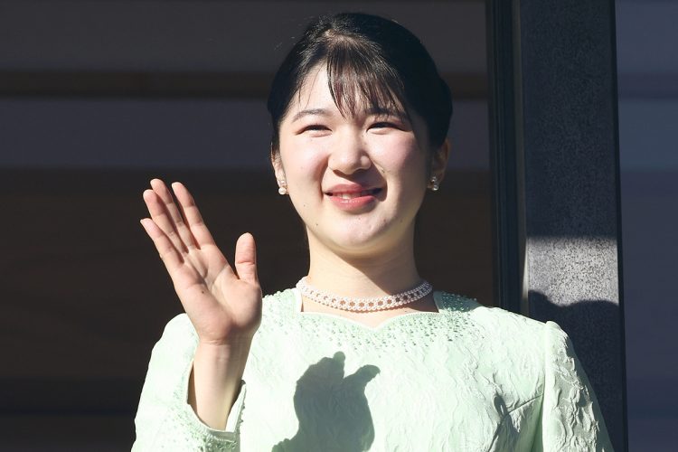 新年一般参賀では、午前と午後合わせて5回、宮殿のベランダに立たれた(2025年1月、東京・千代田区。撮影/黒石あみ)